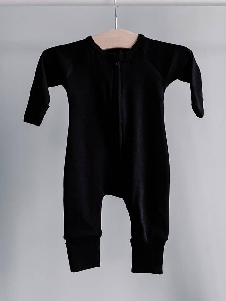 Svart Dragkedja Bodysuit för wholesale av The Bamboo Baby