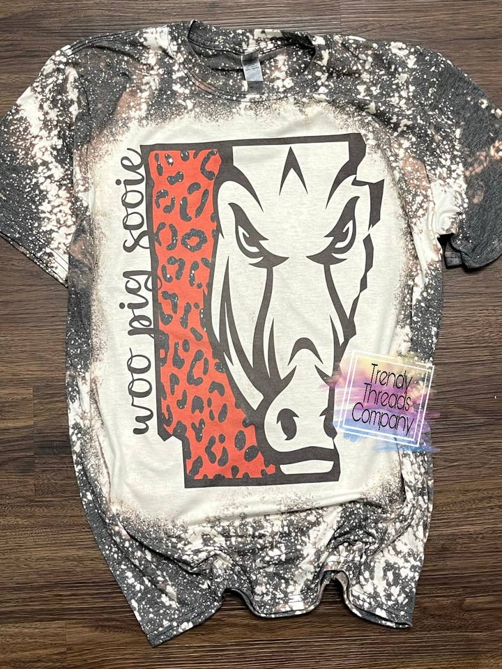 Camicia Arkansas | Woo Pig Sooie per la vendita all'ingrosso da parte di Trendy Threads Designs LLC