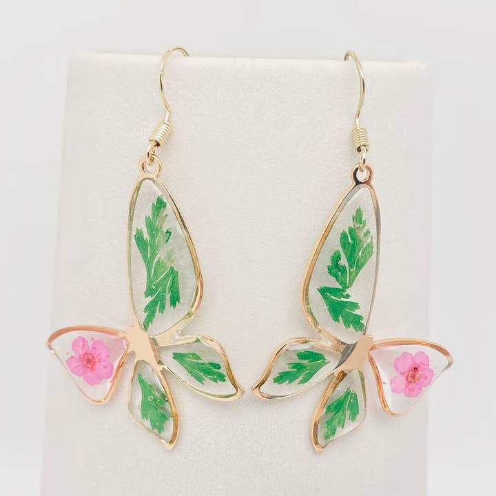 Narcissus & Ferns Schmetterlings-Ohrringe mit gepressten Blumen — PDF für den Großhandel von Mio Queena