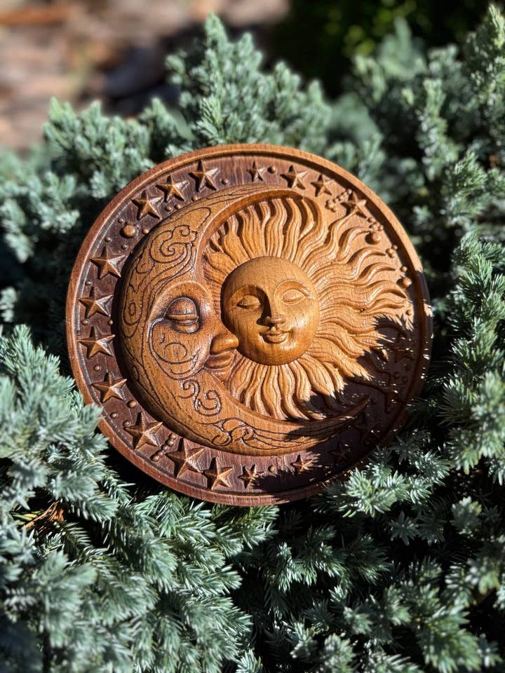 Arte da Parete in Legno con Luna e Sole per la vendita all'ingrosso da parte di KozakWorkshop