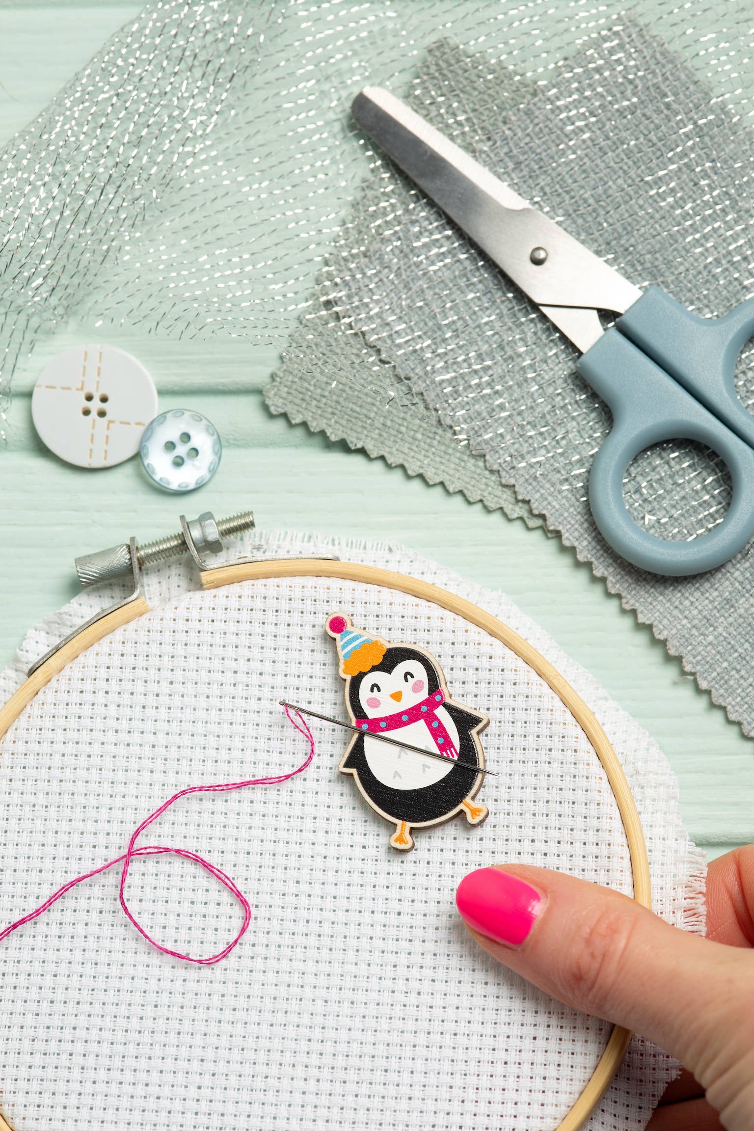 Hawthorn Handmade (US Duties Paid) – wholesale Embroidery/cross-stitch supplies – Penguin Magnetic Needle Minder | Gift for Crafters1