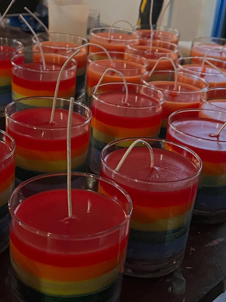 Candela PRIDE 9 oz per la vendita all'ingrosso da parte di The Crafty Candle Shoppe
