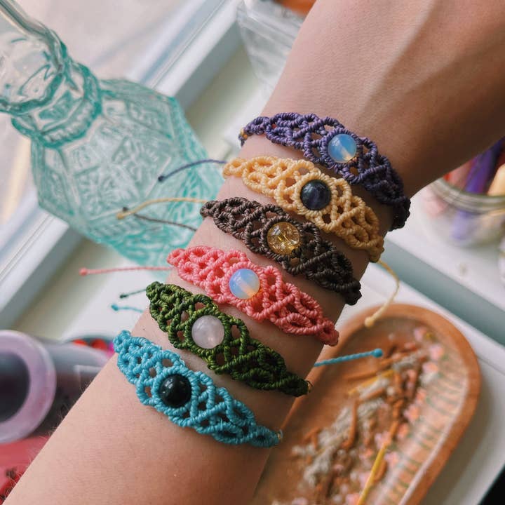 Makramee-Kristall-Armbänder für den Großhandel von Janeybird Jewelry