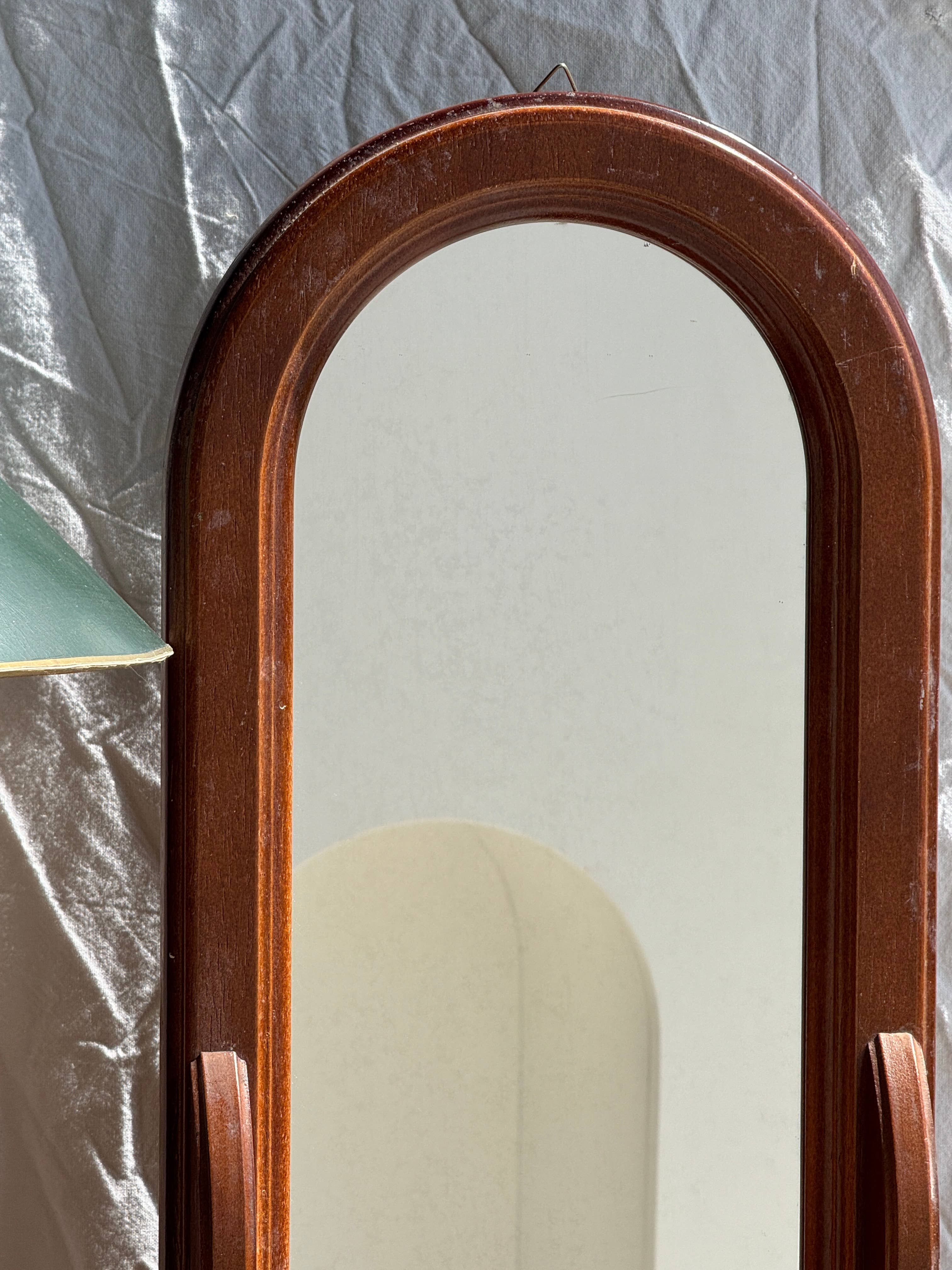 Office Objets - Wholesale Wall Mirror - Rounded mirror with a brown wooden drawer H6722