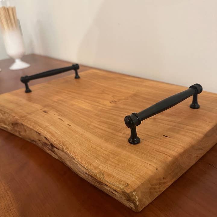 Un tagliere da portata in ciliegio con bordo vivo per la vendita all'ingrosso da parte di BESPOKE WINE SOLUTIONS, LLC