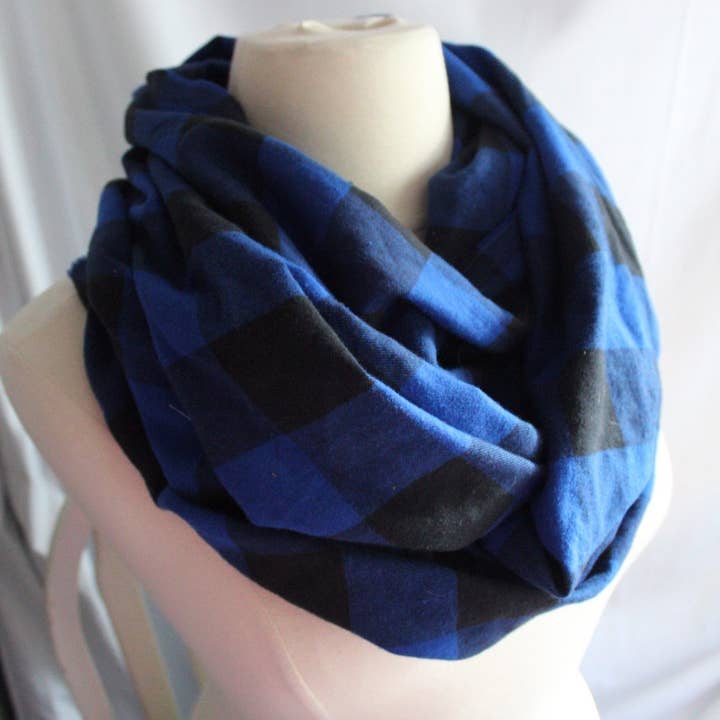 Écharpe Infinity à carreaux Buffalo bleue et noire Olympian pour la vente par The Enchanted Magnolia