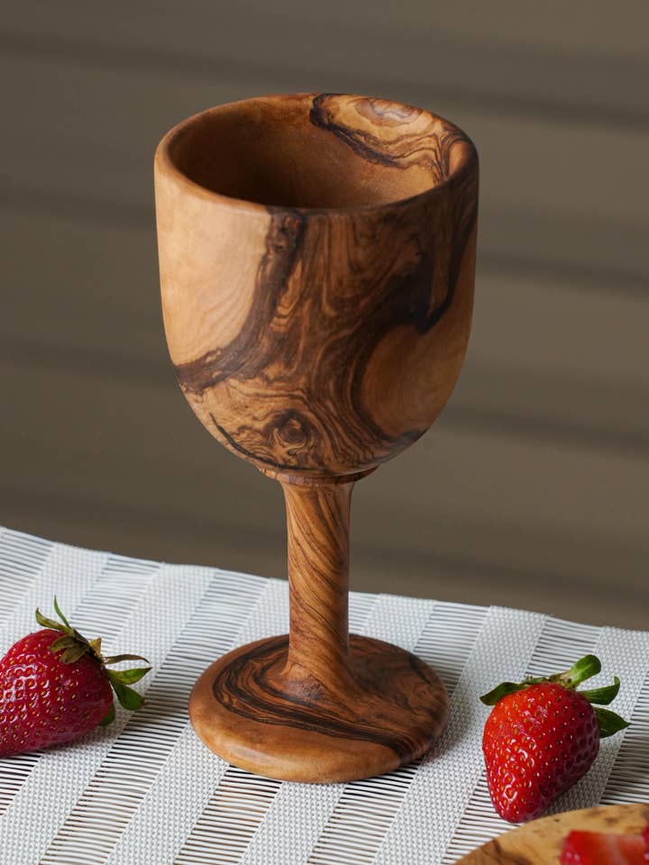 Gobelet en bois d'olivier fait main pour la vente par Handcrafted Olivewood