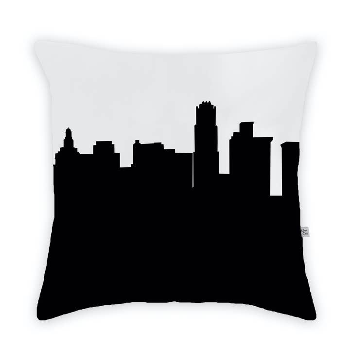 Grand coussin décoratif Youngstown Ohio Skyline pour la vente par Anne Cate