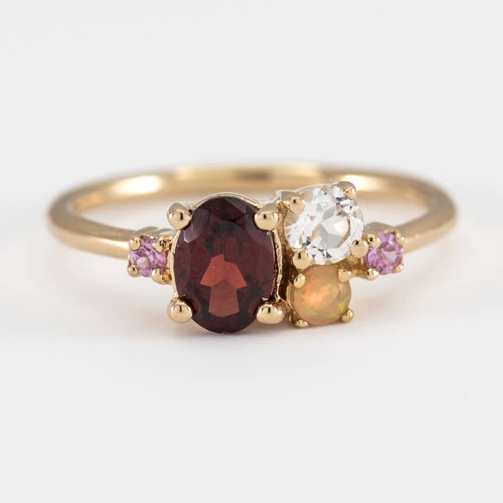 Cinturino ad anello con più pietre Colbie Cluster per la vendita all'ingrosso da parte di Minette