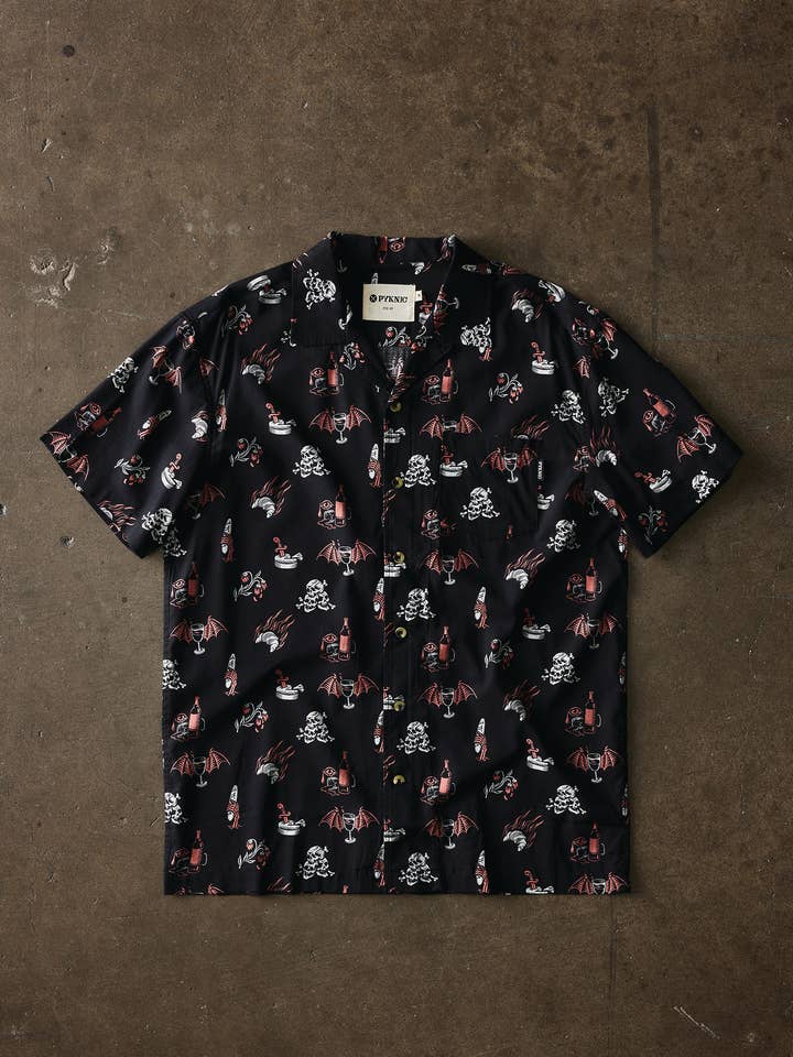 Le Sigh ferie skjorte med franske vin-, ost-, croissant- og baguette-motiver for engroshandel hos Pyknic