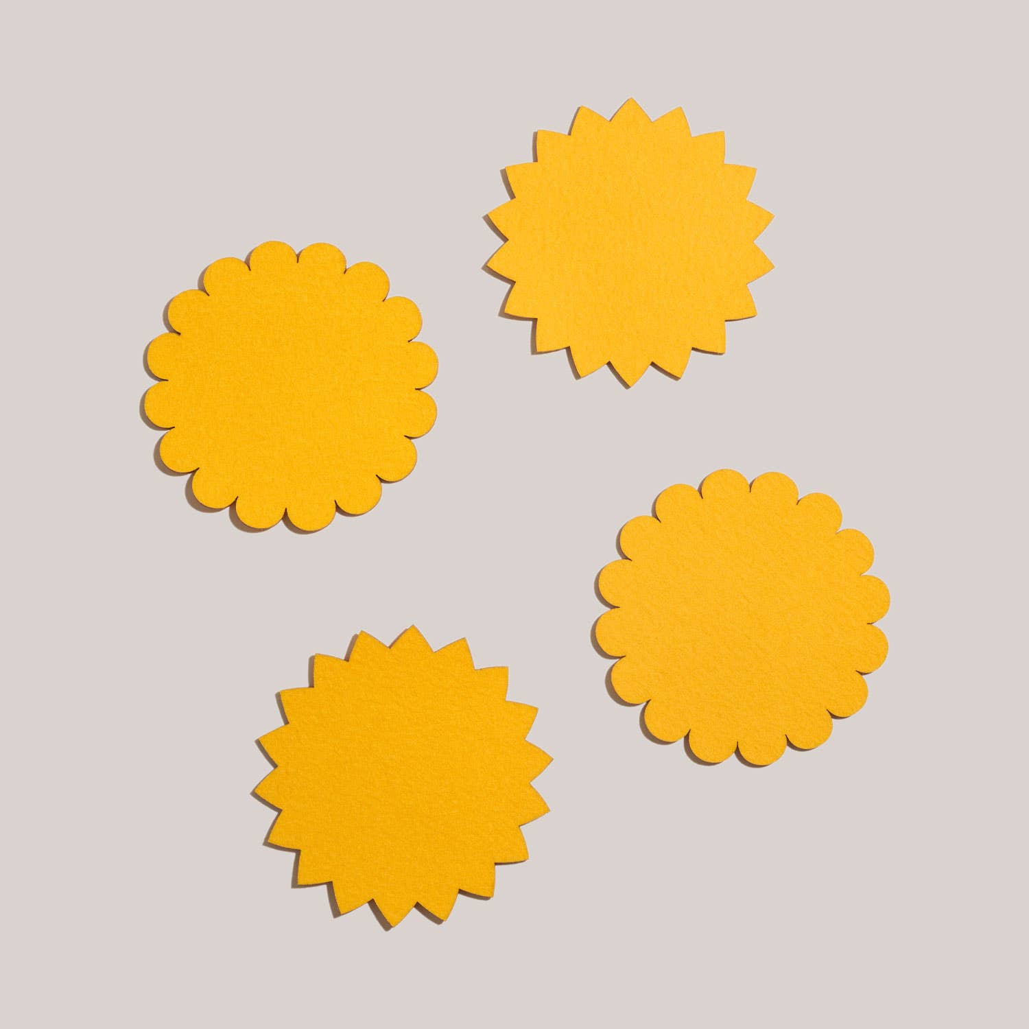 ATELIER SAUCIER – wholesale Underlägg – Sunburst Felt Cocktailservetter | Set med 40