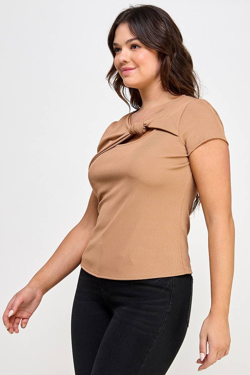 Haute Fox Plus Size & Contemporary – wholesale Stickad topp - Dam – Plus Size Asymmetrisk Utskuren Kortärmad Topp JK18676-T3