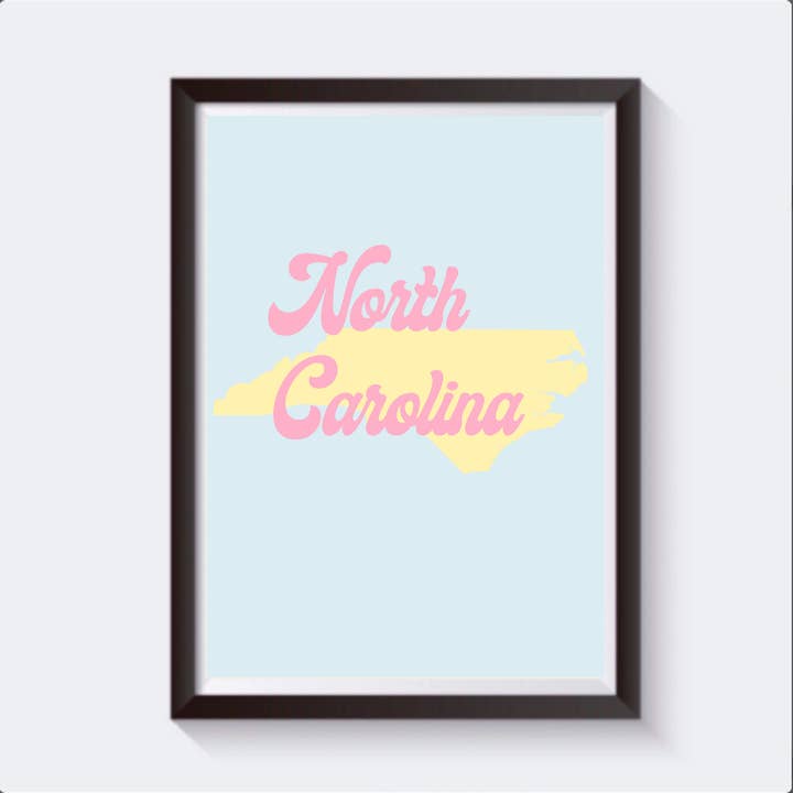 North Carolina Retro Kort Travel Print - Fås i 6 størrelser for engroshandel hos 2 Sisters