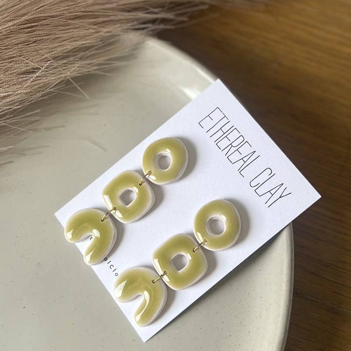 Boucles d'oreilles en argile faites à la main, formes organiques empilées pour la vente par Ethereal Clay