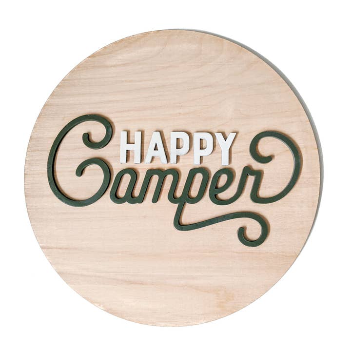Cartello Happy Camper, neutro rispetto al genere per la vendita all'ingrosso da parte di Cabin Design Co