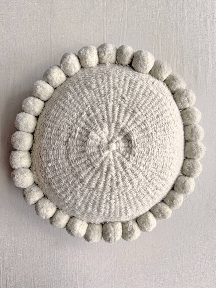 Rund Pom Pom-kudde – Naturlig (Handfärgad Fårull) för wholesale av CHACO Goods