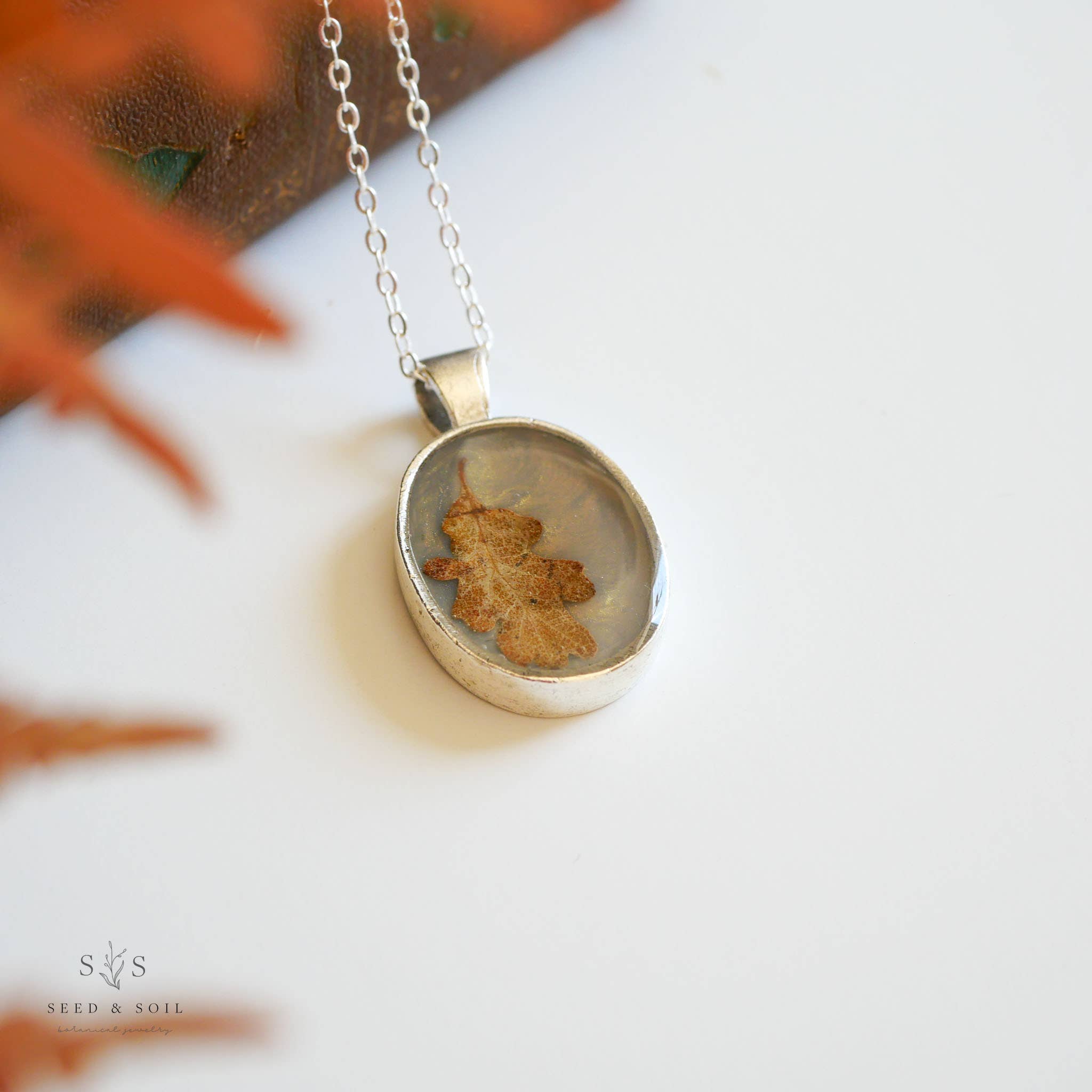 Seed & Soil Botanical Jewelry - Venta al por mayor Collares con colgantes/abalorios - Collar de Roble Ovalado1