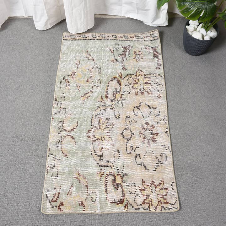 Tapis Floral Beige Vintage, Tapis de 1,8x3,1 Pieds pour la vente par Vintage Rugs Loom