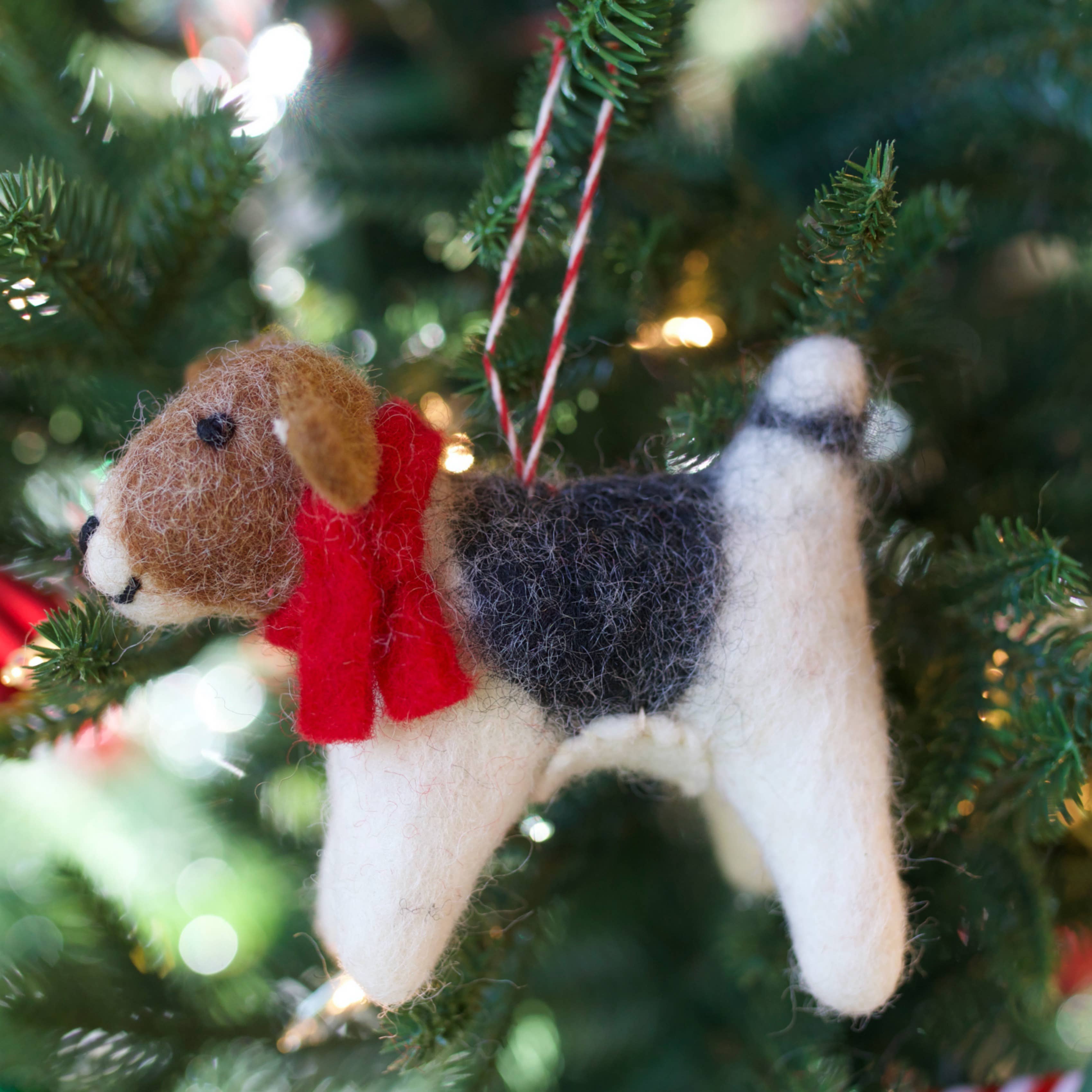 Ornaments 4 Orphans - Wholesale Ornament - Kerstornament van hond met rode sjaal van getuft wol3