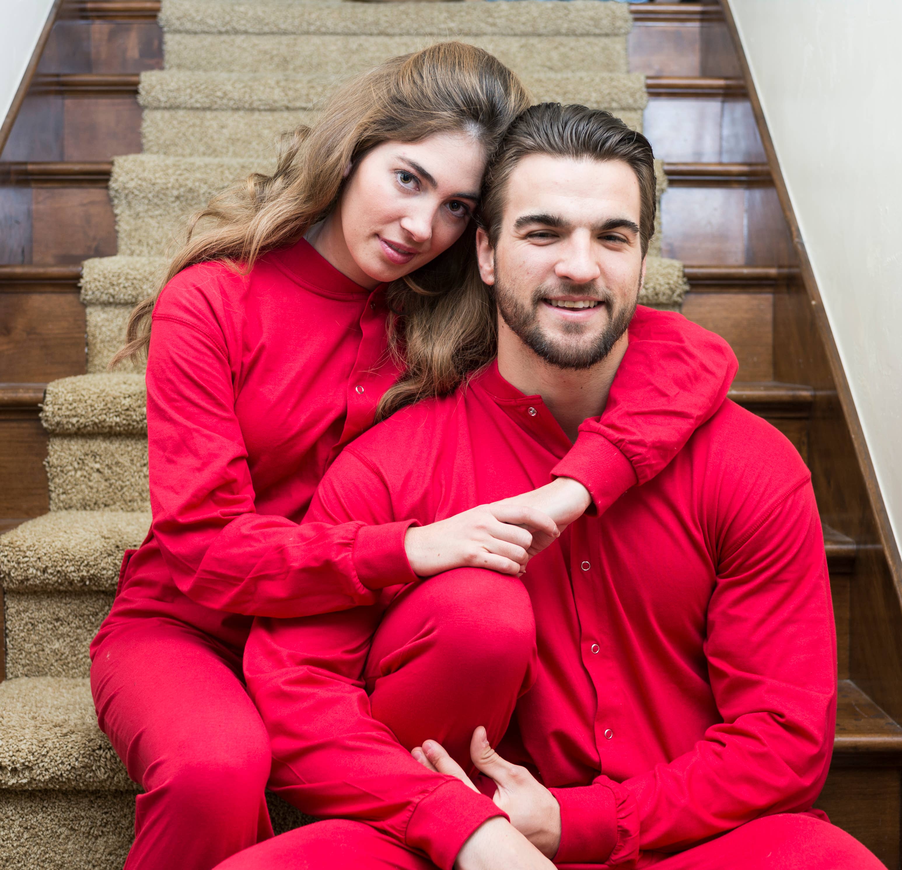 Big Feet Pajamas – Onesie - Unissexo por atacado – Terno vermelho Union com aba engraçada “Wasn't Me” Skunk1