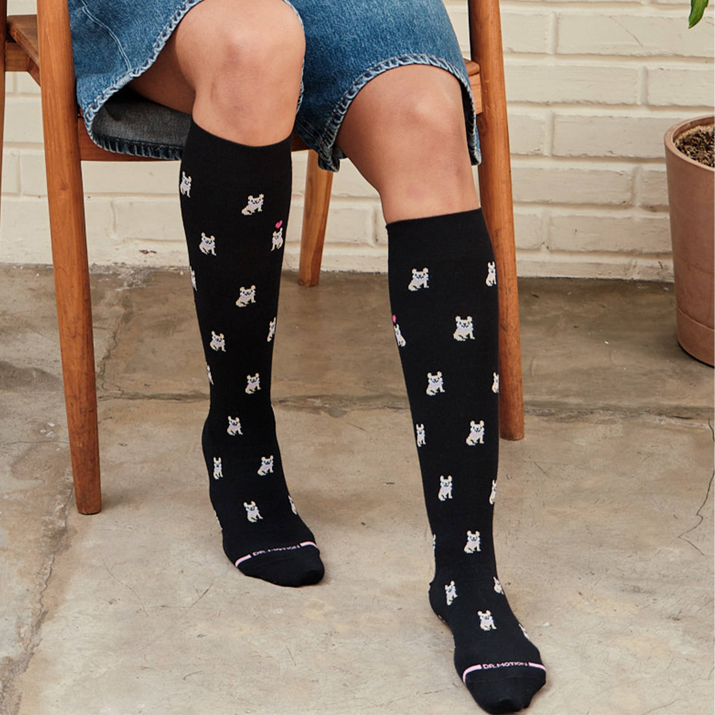 Dr. Motion – Meias - Mulher por atacado – French Bulldog | Meias de Compressão na altura do joelho para mulher1