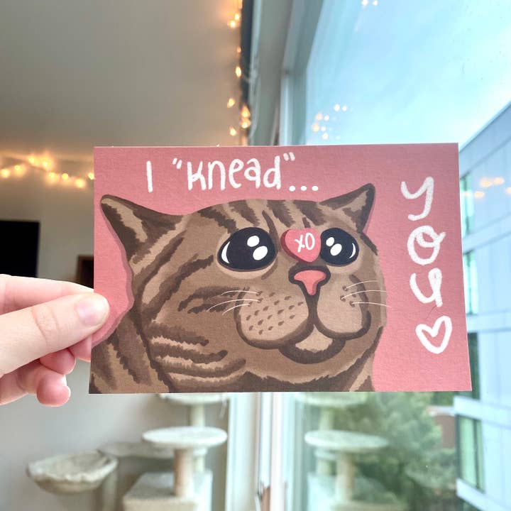 Tarjeta postal «I Knead» You - Kawaii Cat para venta al por mayor de Katie Cat Created