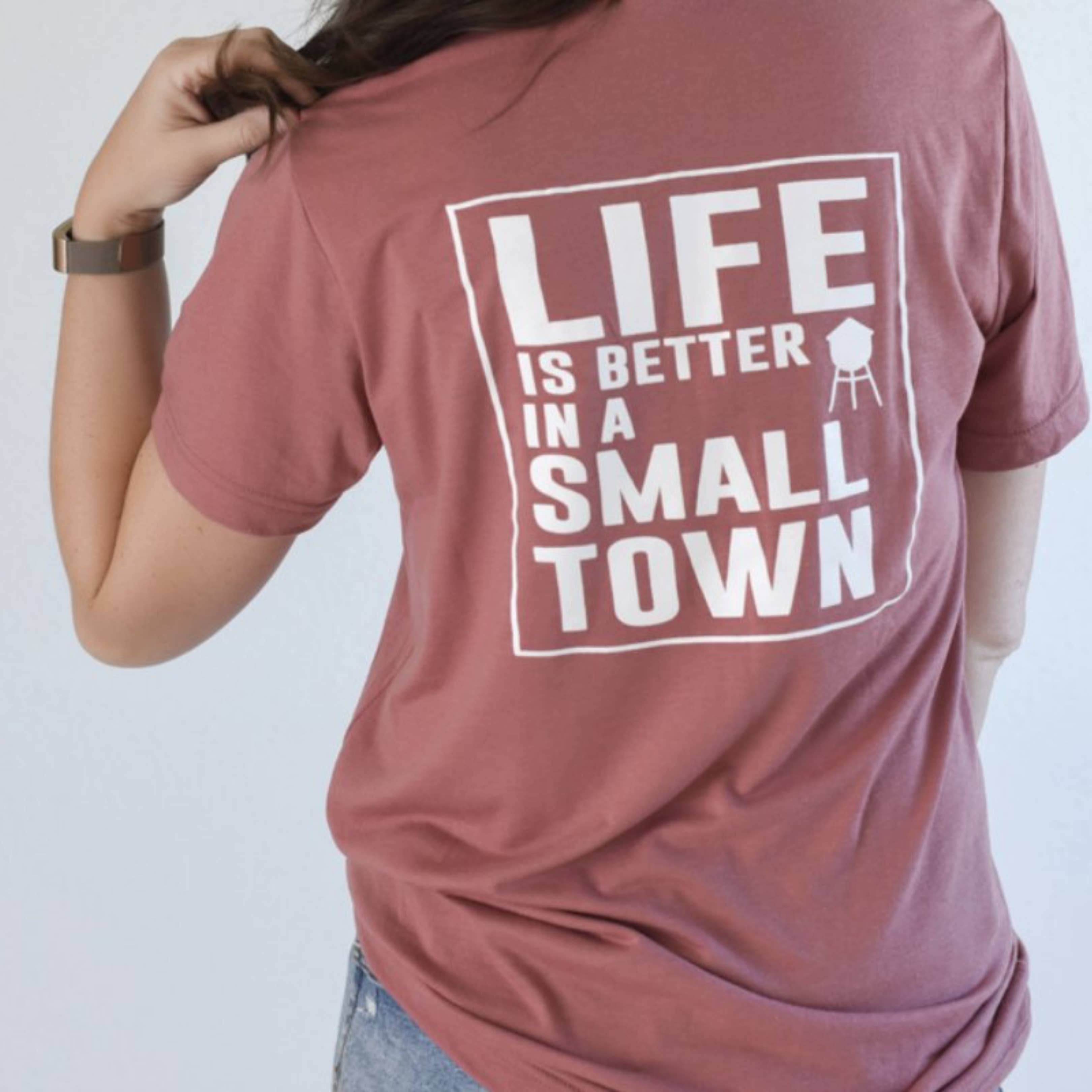 Section 21 Apparel - Venta al por mayor Camiseta serigrafiada - Mujer - Camiseta Life is Better in a Small Town