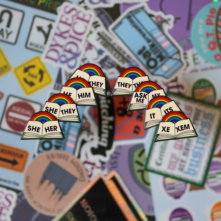 Pines de pronombres de lectura arcoí para venta al por mayor de Salted Fruit Shop