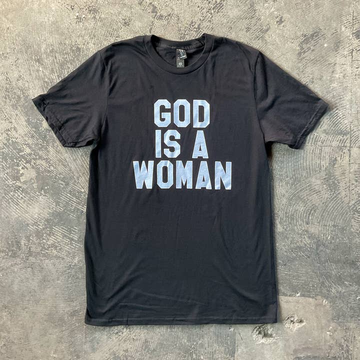 Gud er en kvinde T-shirt for engroshandel hos BOBBYK