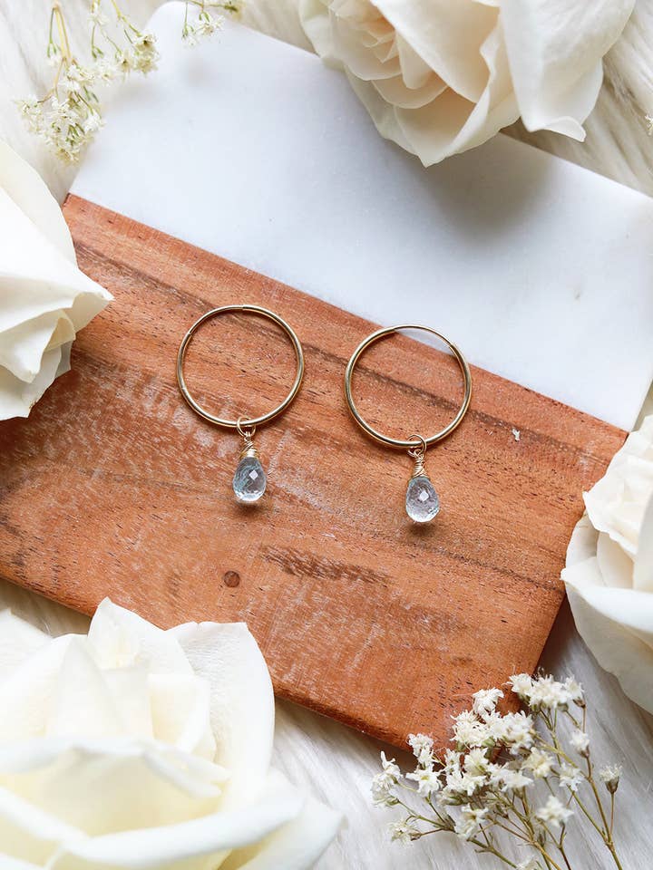 Blå Topaz Baby Hoops {Guld eller Sølv} for engroshandel hos Malabella Jewels