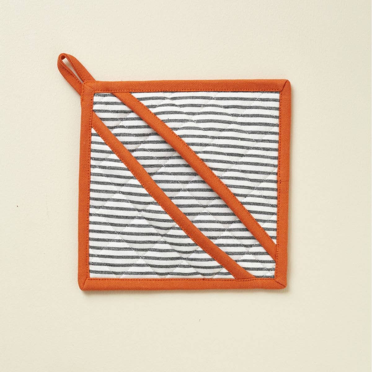 Sylvie Thiriez – wholesale Oven mitt/pot holder – Orange “ Aux Petits Oignons” oven mitt0