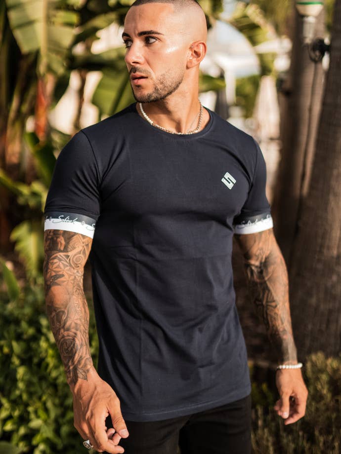 Slick Marinblå Script Logo Tech Tee för wholesale av Slick Store