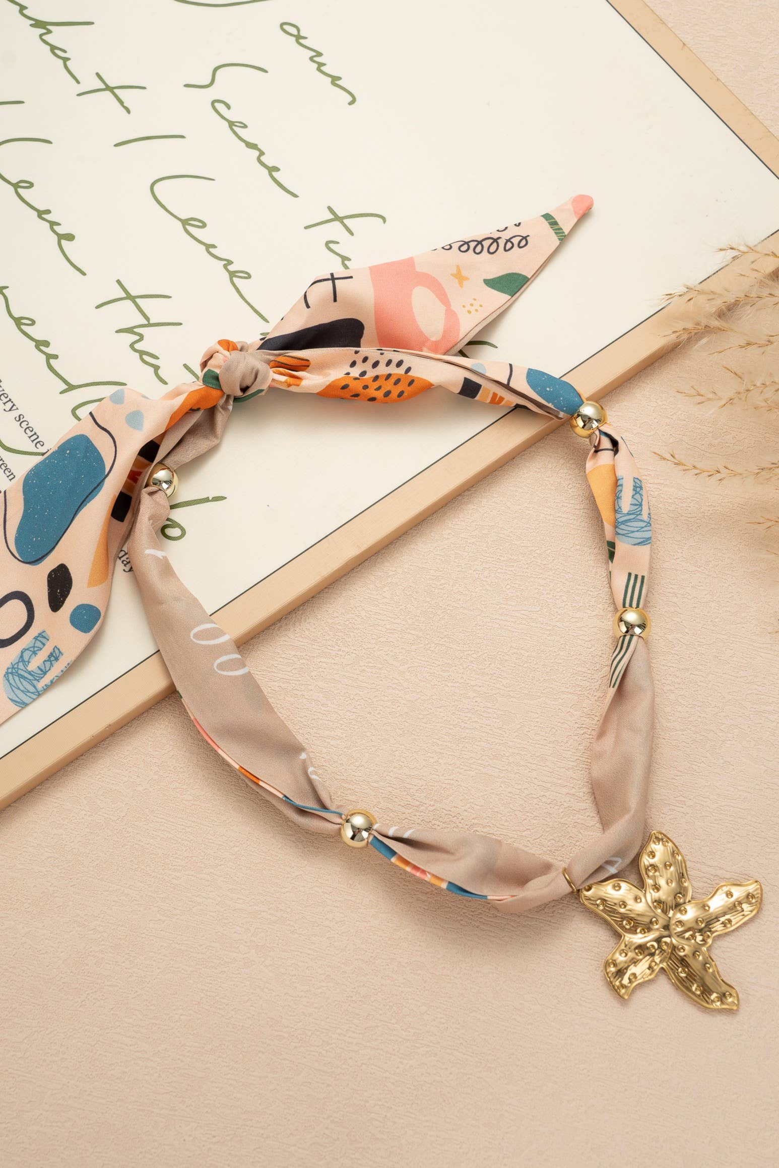 COSMOS – wholesale Hänge-/berlockhalsband – Chic beige scarf necklace with stainless steel star pendant1