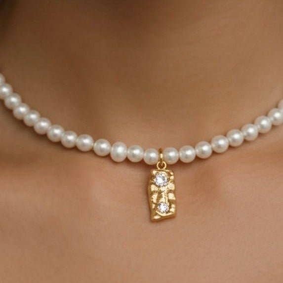 PERLUNE - Pärlhalsband med Hänge i Guldpläterad Mässing och Zirkoner – Elegant Smycke Tillverkat i Italien för wholesale av OE!