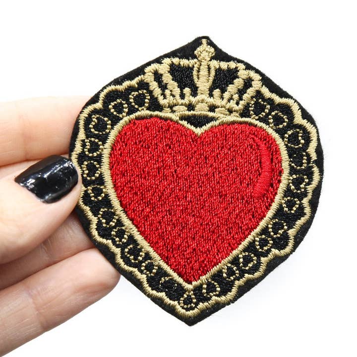 Écusson thermocollant brodé en forme de cœur et de couronne pour la vente par Project Pinup