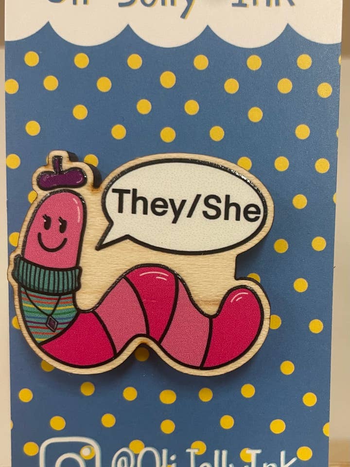 They/She Worm - Pin de pronombre de madera para venta al por mayor de Oli Jolly Ink