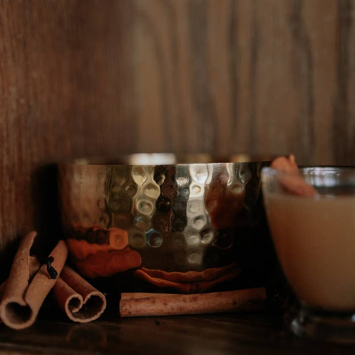 Woodsy Homelife – Vela em jarro/copo por atacado – Honeycrisp Cidra e Canela - Vela de Soja Pura 14oz em Latão Sólido1