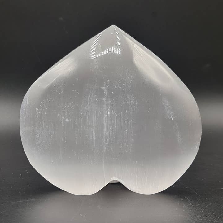 Cristallo di ricarica in selenite - Cuore per la vendita all'ingrosso da parte di Gemstone Gifts Ltd.