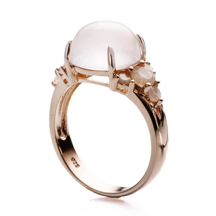 Bague Rose Blooming en argent 925 plaqué or rose avec quartz rose et pierre de lune pour la vente par Carolin Stone Jewellery