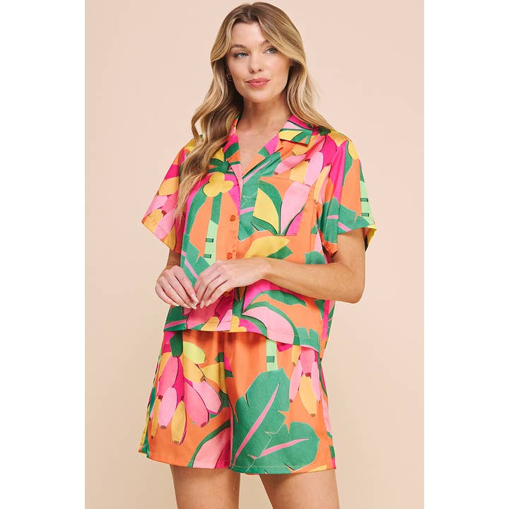 Blouse à col court en satin imprimé pour la vente par Allie Rose