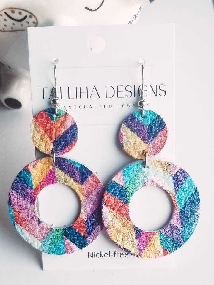 Boucles d'oreilles pendantes Sadie en cuir véritable Chevron coloré pour la vente par Talliha Designs
