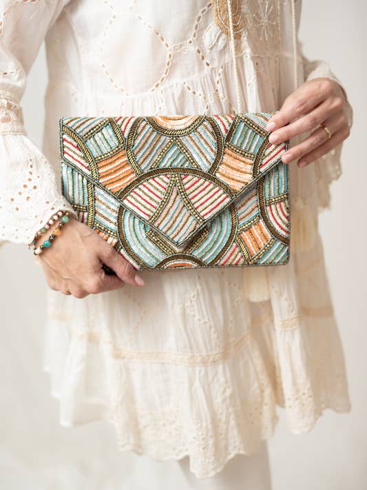 Bolsa Clutch NORA com bordado de miçangas e lantejoulas por atacado de Lula Natura