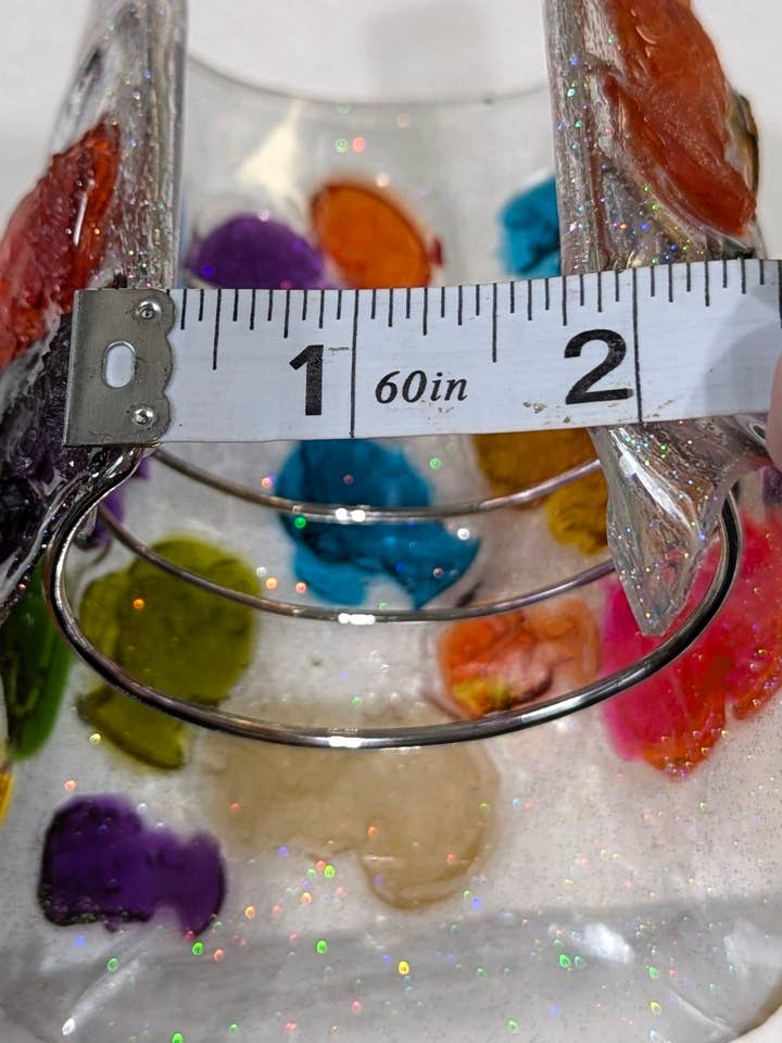 Exquisite klare Harz bunte Manschette mit lebhaften Harz-Cameos | Handgefertigt von der preisgekrönten Künstlerin Sugar Gay Isber für den Großhandel von Gay Isber Designs