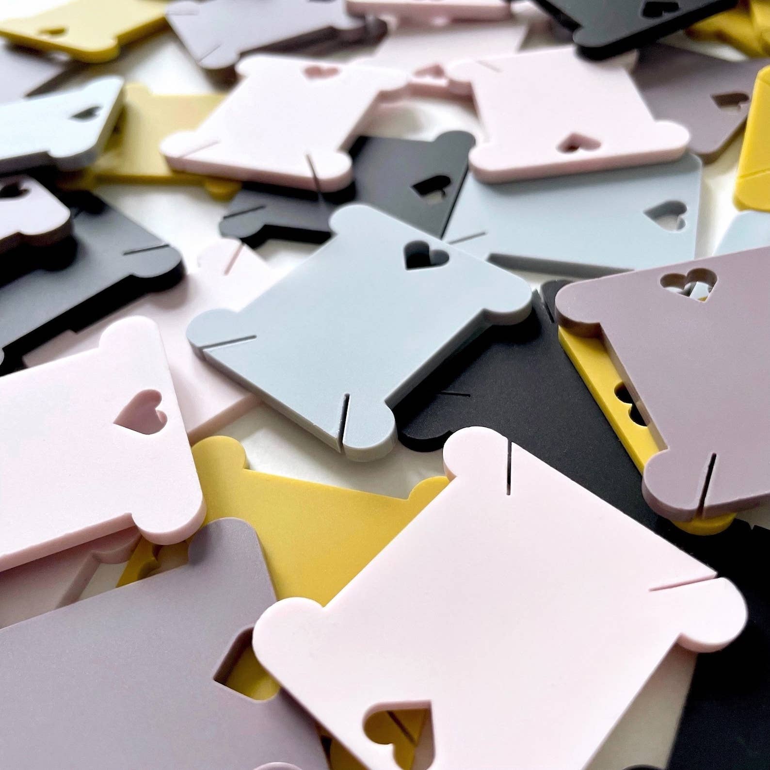 Kate Blandford – wholesale Embroidery/cross-stitch supplies – Acrylic bobbin set of 10 with cable ring0