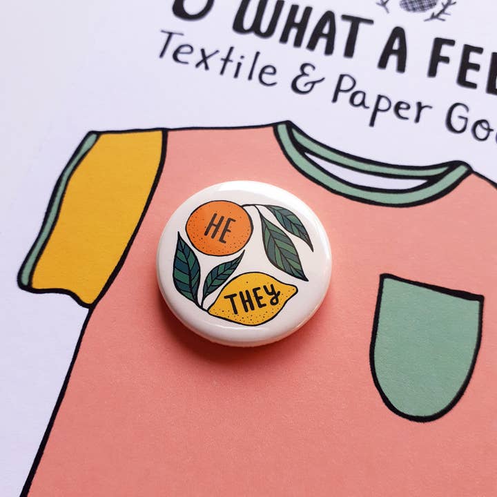 O What A Feeling | Textile & Paper Goods Co. – Großhandel Anstecker/Button – Mini-Anstecknadeln mit Zitruspronomen, 25 mm, auf niedlicher Displaykarte7