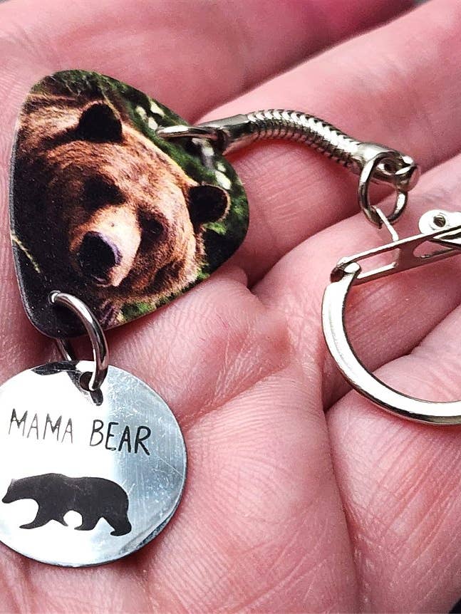 Llavero Grizzly Bear con forma de púa para guitarra con colgante de Mama Bear para venta al por mayor de Simply Raevyn