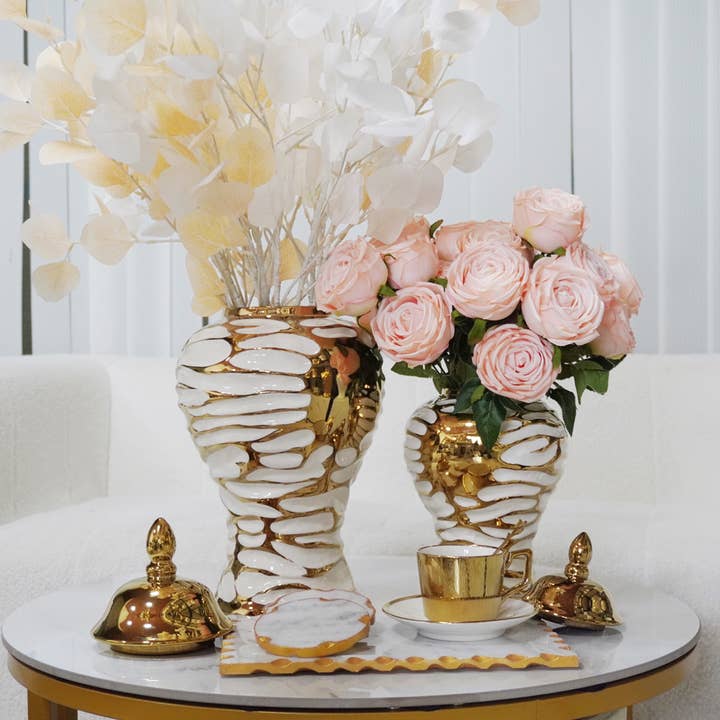 Charmerende hvid ingefærkrukke med aftageligt låg og guld accent for engroshandel hos Amazing Rugs