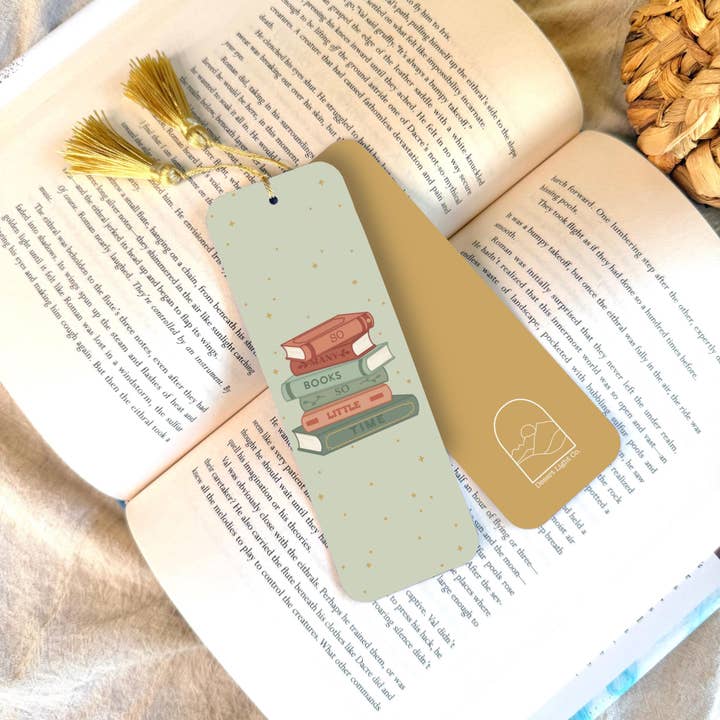 Marque-page "Tant de livres, si peu de temps" avec pompon pour la vente par Desert Light Co.