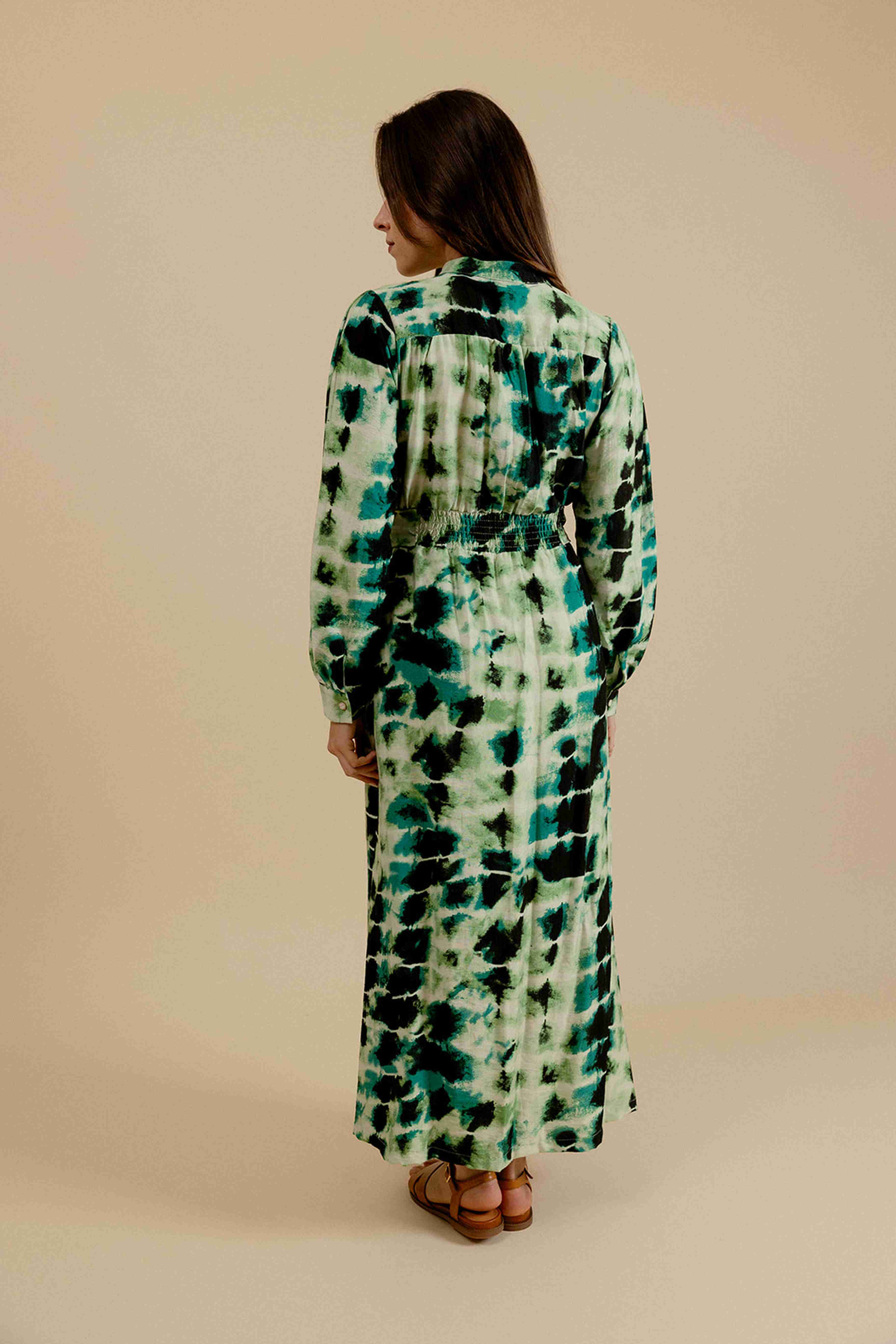 EMILIE K - Vendita all'ingrosso Vestito - Donna - Abito midi MARLENE con stampa tie-dye, colletto alla coreana e bottoni4