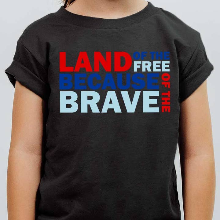 Land Of The Free på grund af Brave Kids T-shirt for engroshandel hos Kids By Kissed Apparel